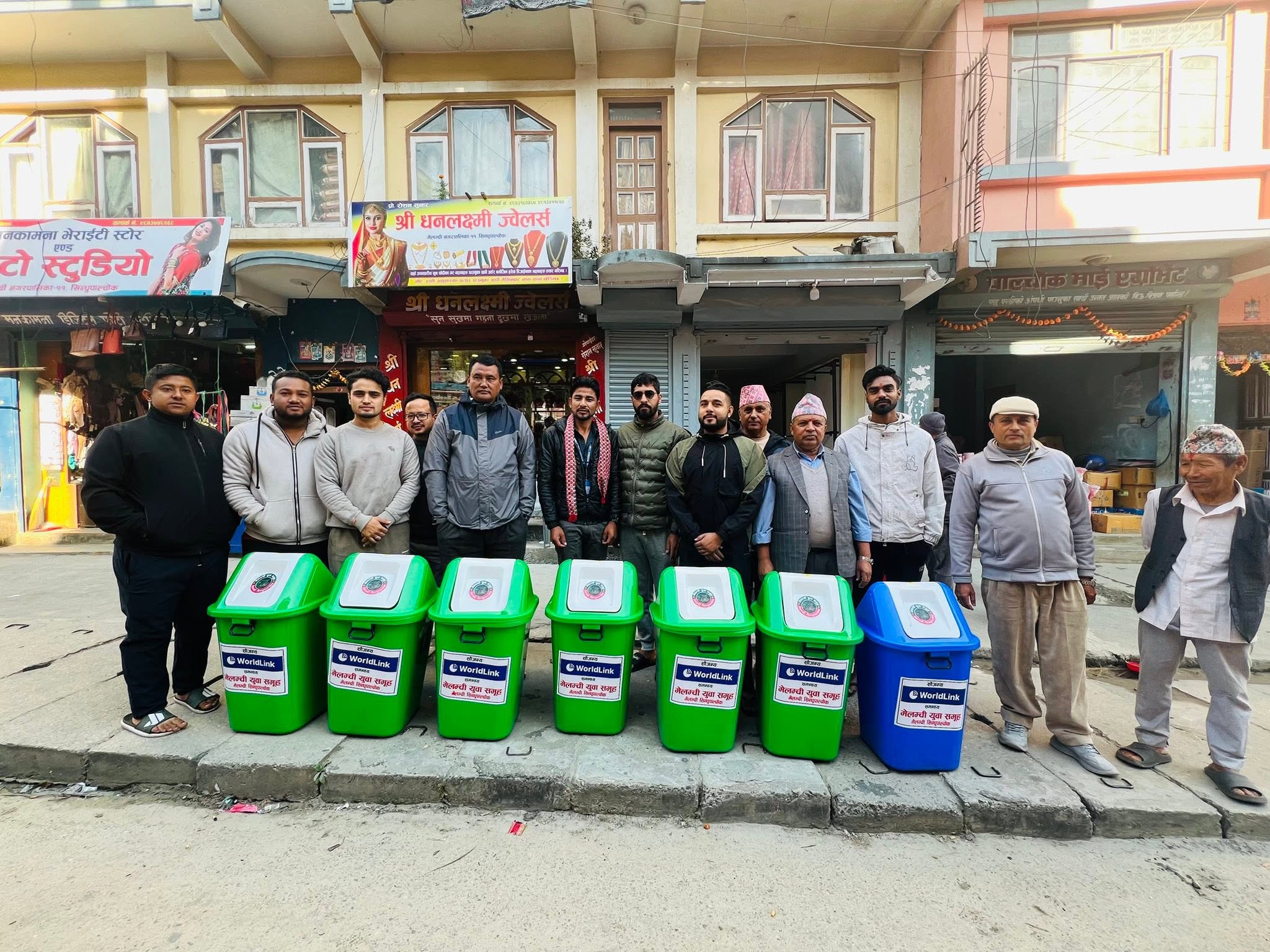 सुन्दर मेलम्ची निर्माणका लागी सक्रिय युवा समुहलाई वर्ल्डलिंक द्वारा डस्टबिन सहयाेग