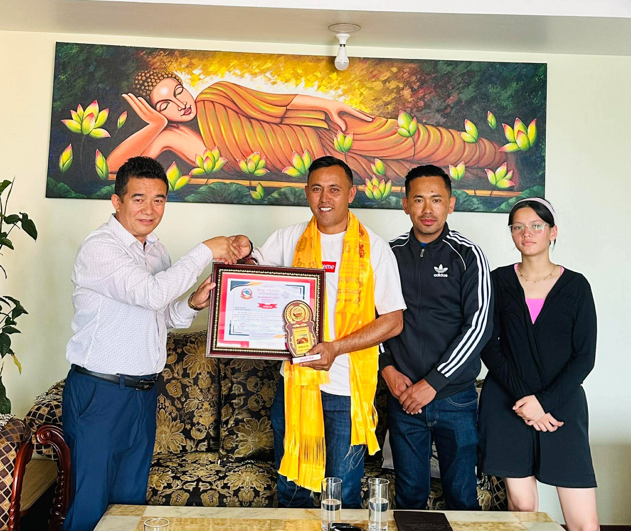 क्रिकेट विकासमा योगदानको कदर गर्दै क्रिकेट संघ सिन्धुपाल्चोकका अध्यक्ष विजय धिताल सम्मानित